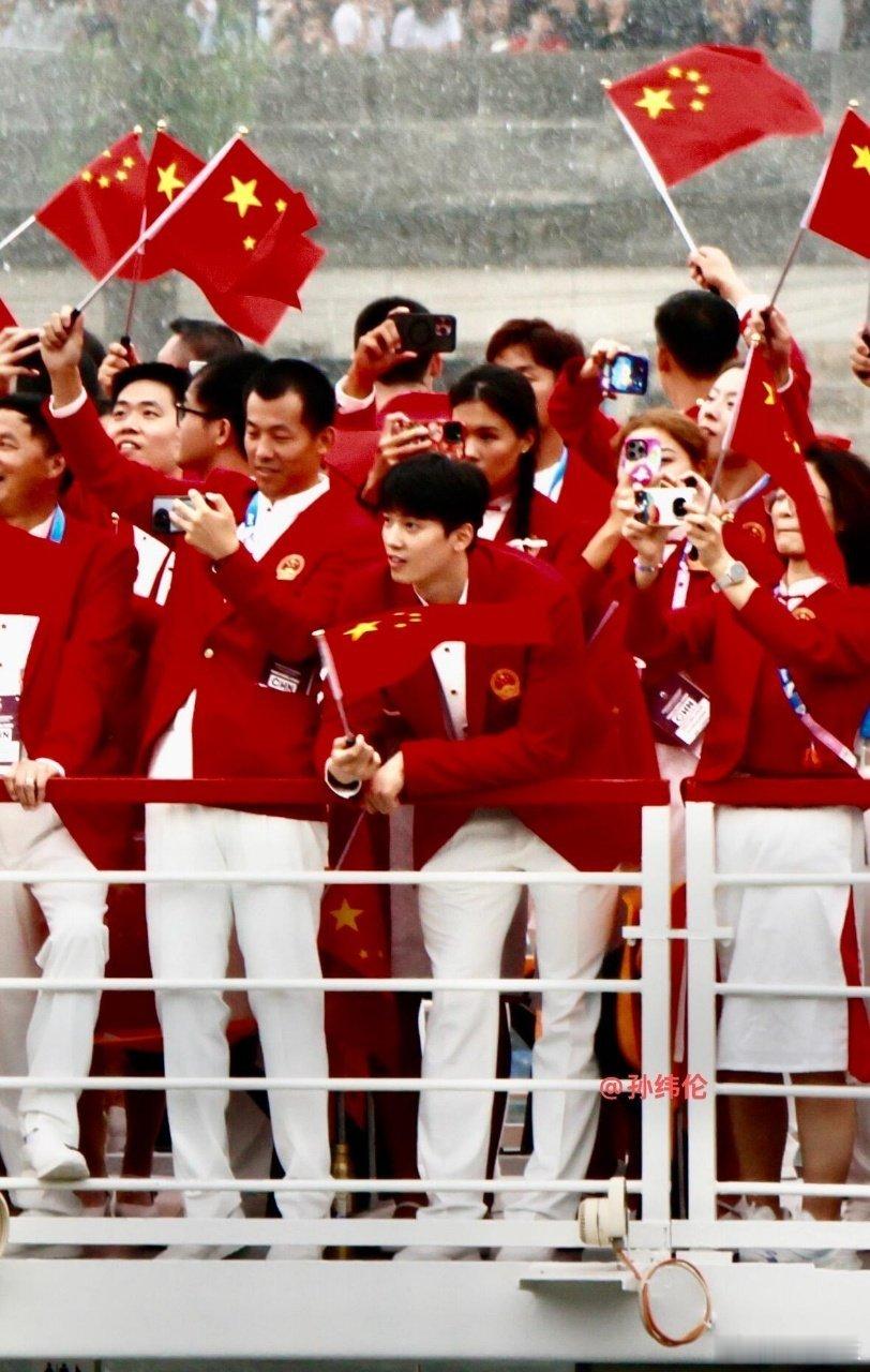 #怎么汪顺穿上衣服就不认识了#谁懂啊！平时看汪顺都是在泳池里“乘风破浪”，健硕的