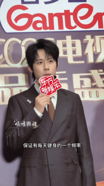 周奇说肖战的魅力在于自律又专业 被周奇的描述戳中！肖战再晚收工都坚持健身，自律刻