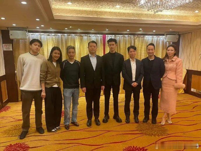 任嘉伦与何贤后人合照 合照里，何贤后人笑容灿烂，任嘉伦谦逊亲和。他们的互动，让大
