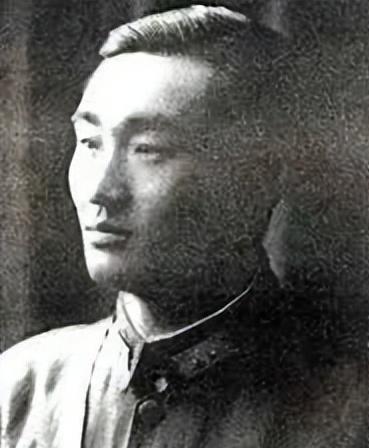 衡阳城破四十七天后，方先觉没死在1974年，也没住破屋。
网上传他晚年拾荒、冻死