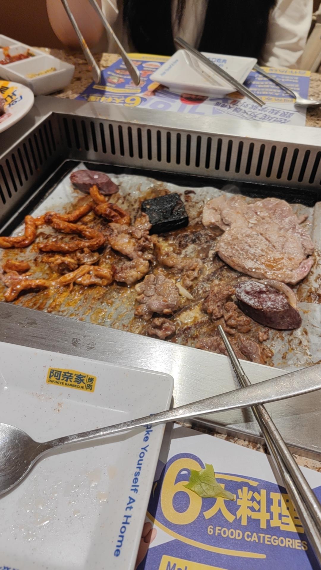 东百八楼，69元一位的烤肉贵吗？我觉得不贵，有各式各样的餐点，水果，烤肉，饮料，