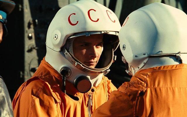 1961年4月12日，莫斯科时间上午9点零7分。

一个27岁的年轻人被绑在火箭