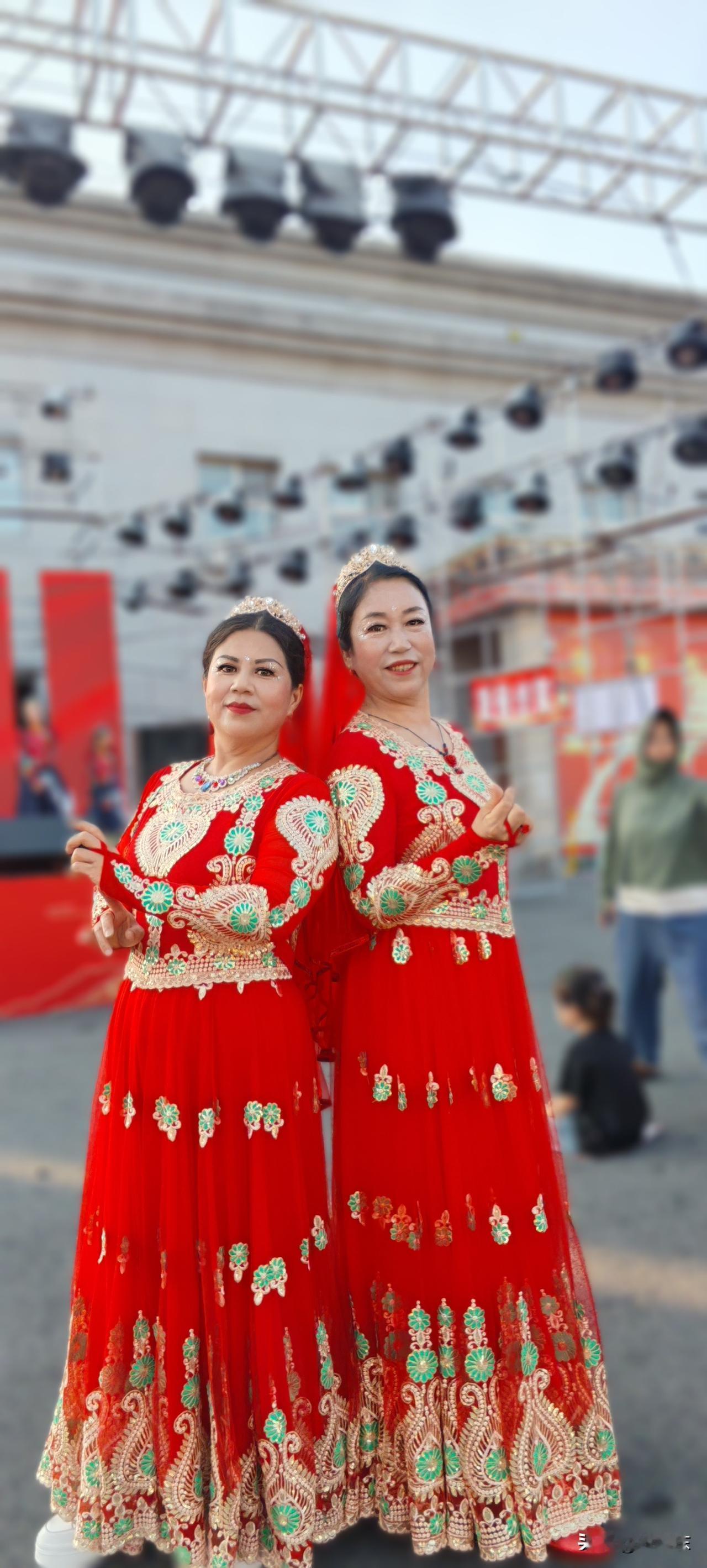 舞动红尘
凤冠霞帔舞婆娑，
红裙妩媚动情歌。
曼妙娇姿柔如水，
请续句……
（雾