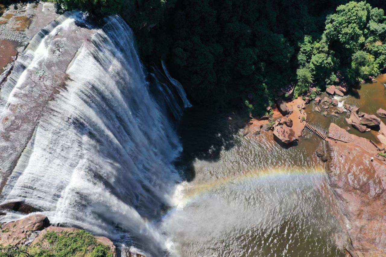 赤水大瀑布，水势浩大，阔大壮美，七色彩霞，美不胜收
我在贵州等你来#赤水丹霞大瀑