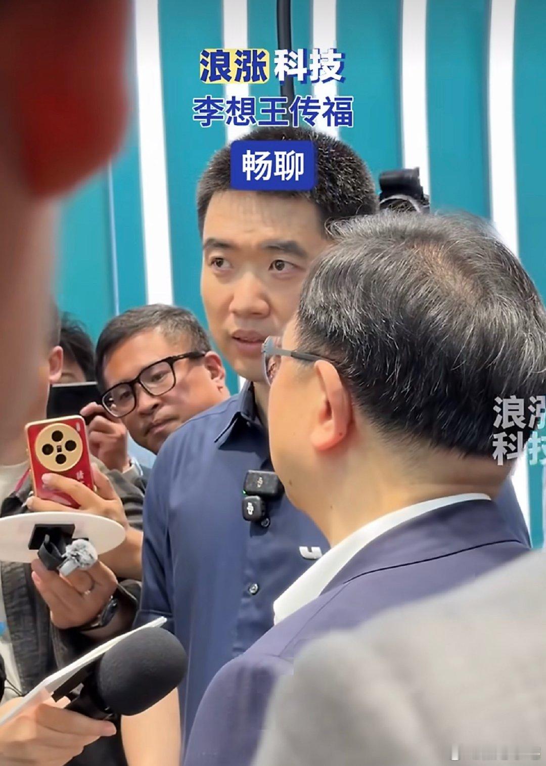 李想王传福畅聊今年北京车展真热闹啊，大佬们都在互相交流，互相观摩。这不，李想跑到