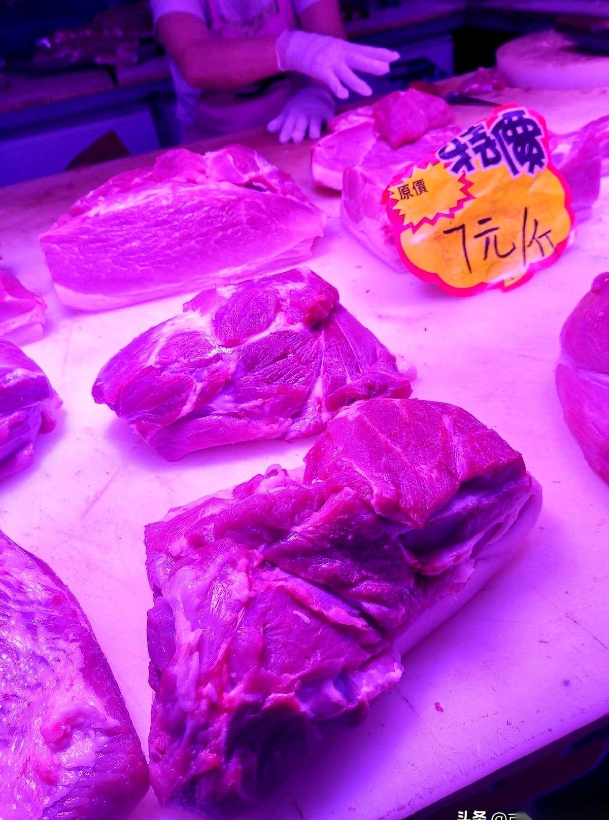 大连熟食品交易中心，人声鼎沸。我站在鸡蛋档口前，盯着秤盘上的数字：6元/斤。依然