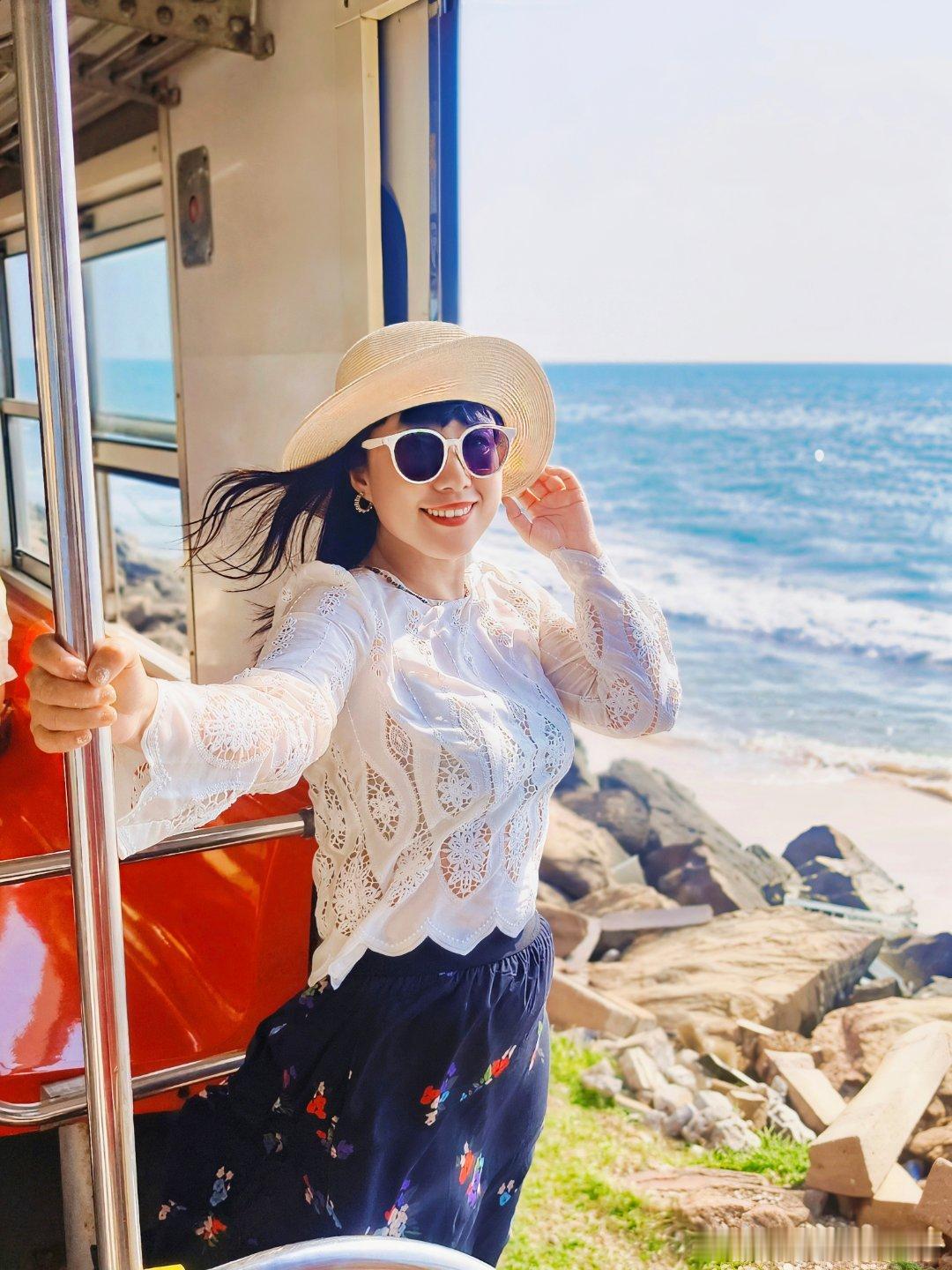 🚂🌊 在斯里兰卡，我坐上了《千与千寻》里的小火车马上出发玩尽兴出发吧拥抱世界