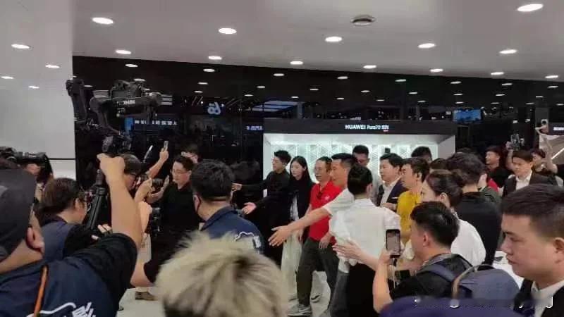 最近问界M9火了，不仅因为它自身实力强，更因为来了个新车主——周鸿祎。


在这