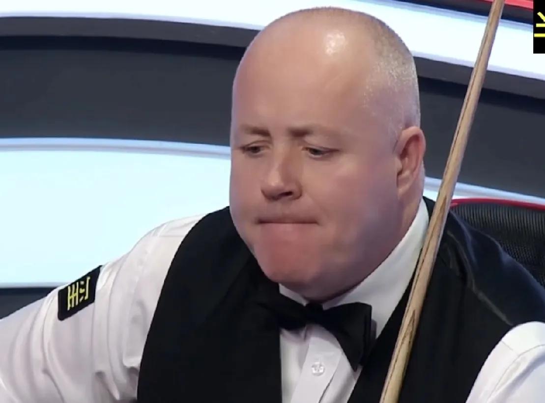 中场休息归来，希金斯状态提升，手感回暖扳回一局，比分追到2-3。
但随后一局，却