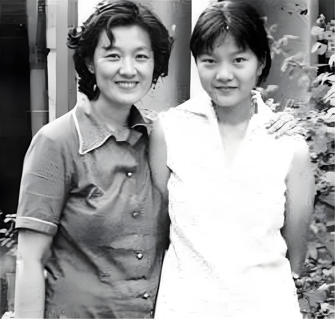 70年代末，青年时期的洪晃和母亲章含之，一对气质出众的母女，留下了这张珍贵的合照