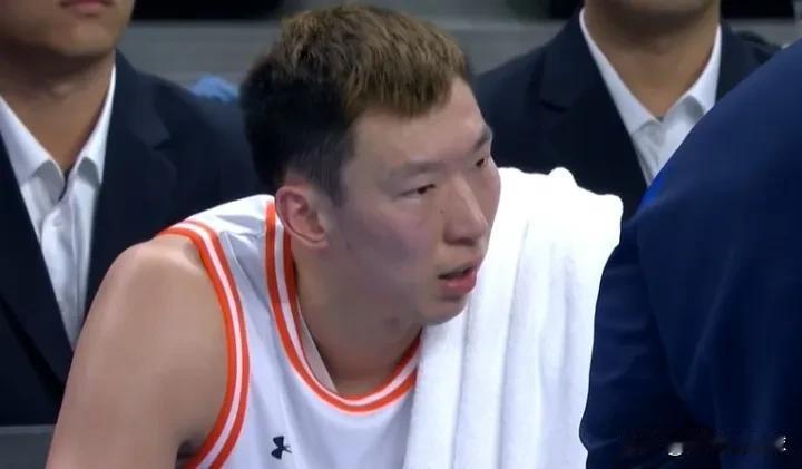 北京时间11月11日下午，奥运会成年男篮率先结束了一场半决赛，夺冠热门四川男篮与