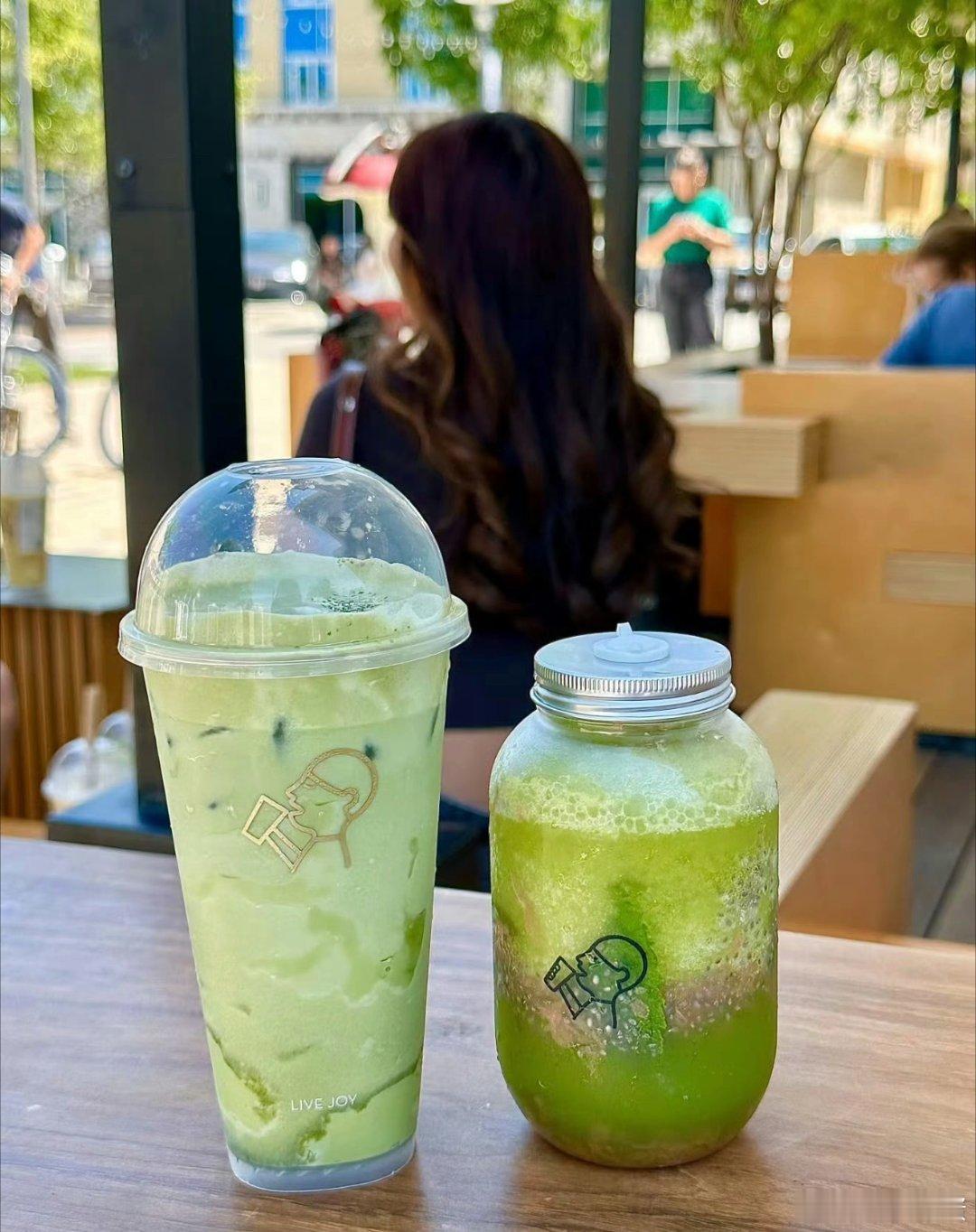 喜茶把门店开进苹果总部[doge]其实喜茶的调性感觉和苹果挺像的，门店装修风格也