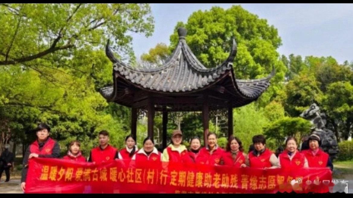 一支志愿队十二载坚守服务群众70多万人次踏遍古城街巷，用心传递温暖。一份坚守凝聚