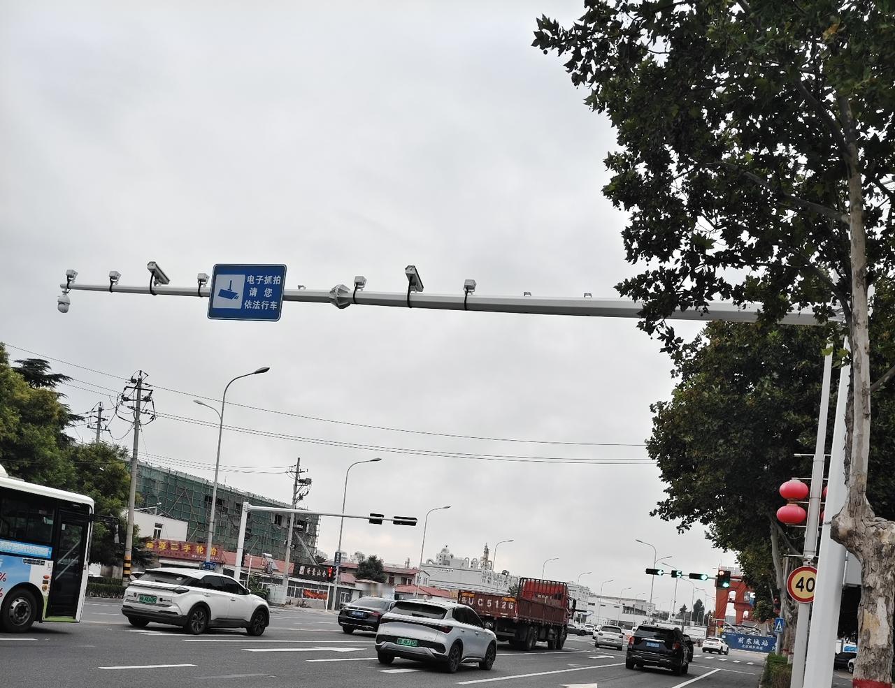 即墨区环秀街道桃源河二路东方医院西侧丁字路口终于安装上红绿灯了！这个路口在出行高