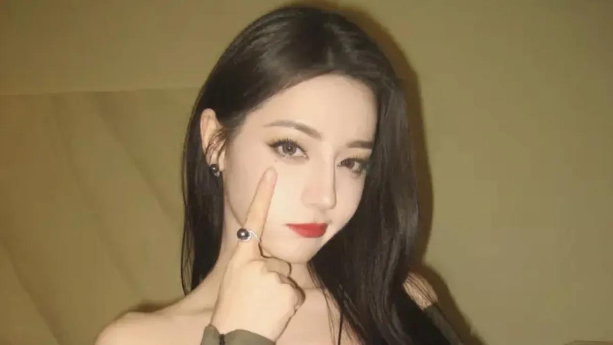 迪丽热巴摇身一变，成为了一位俏皮而拽酷的时尚girl，她以一种别出心裁的方式展现