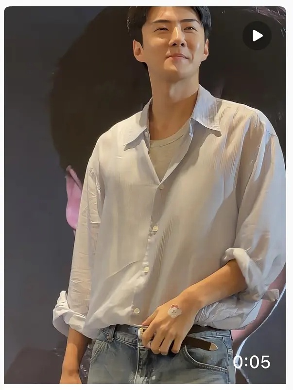 他现在怎么长成这样了😭我以前真的觉得他是EXO门面 