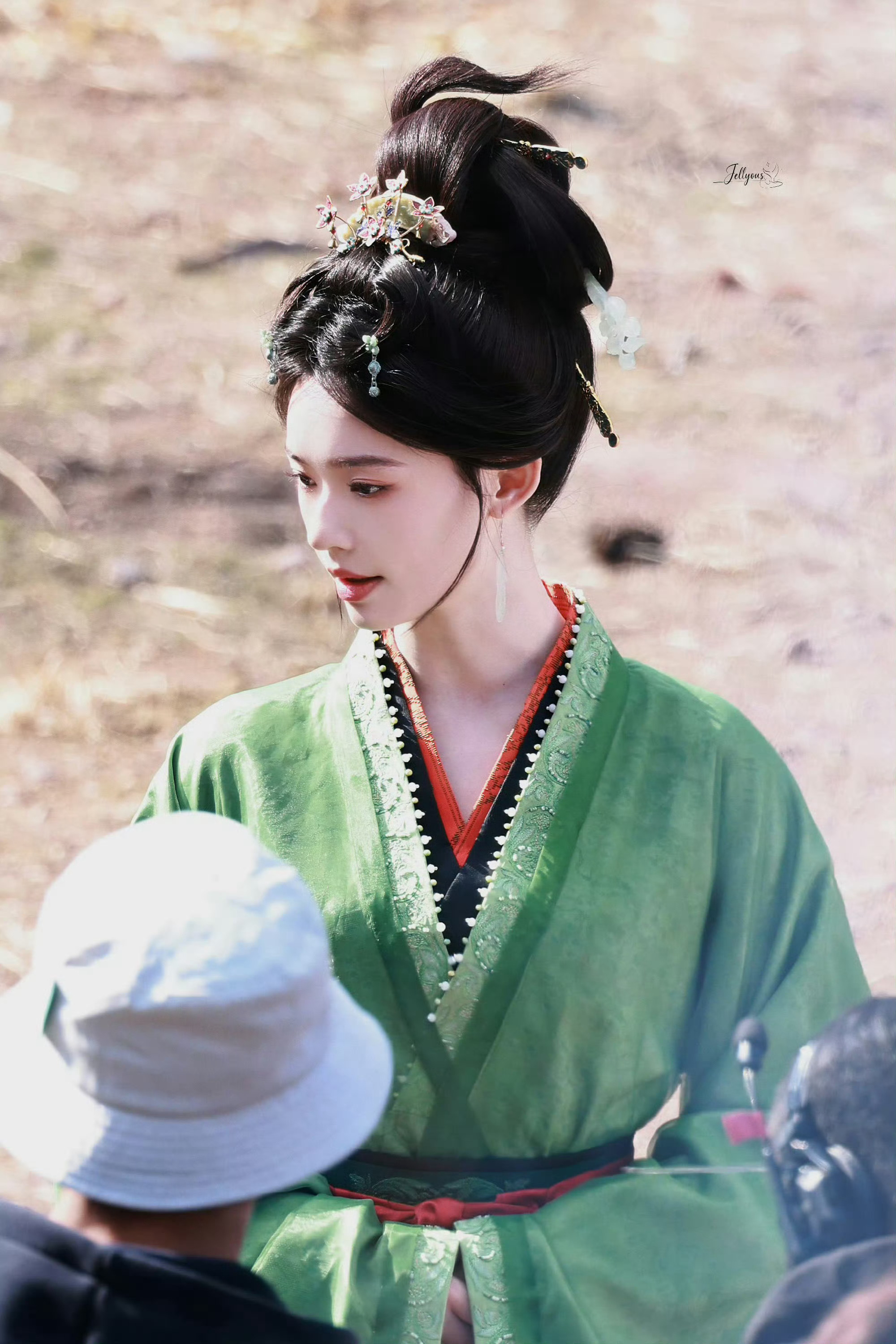 曝林允在归鸾剧组冻了十几个小时灵气逼人！发间珠翠轻摇，裙裾缀星，转身时仿佛惊起一