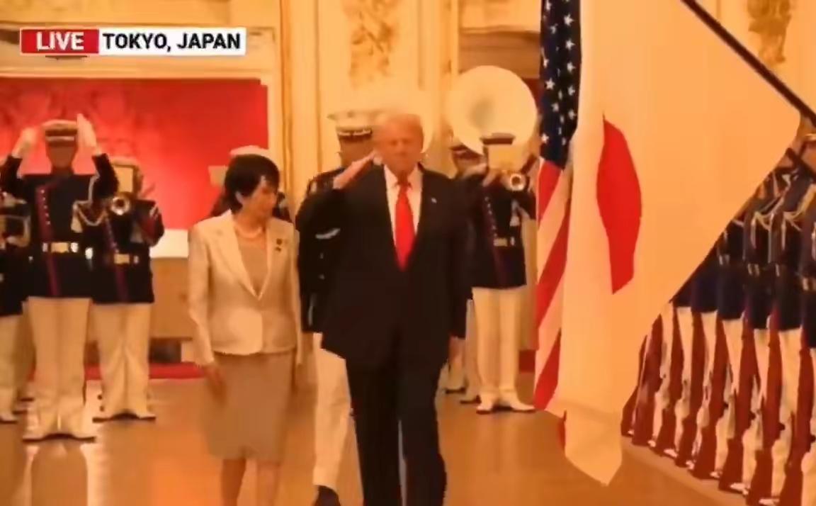 特朗普不上日本人的鞠躬当，给了一个下马威！

日本人有个小人之作，摆放到访国和日