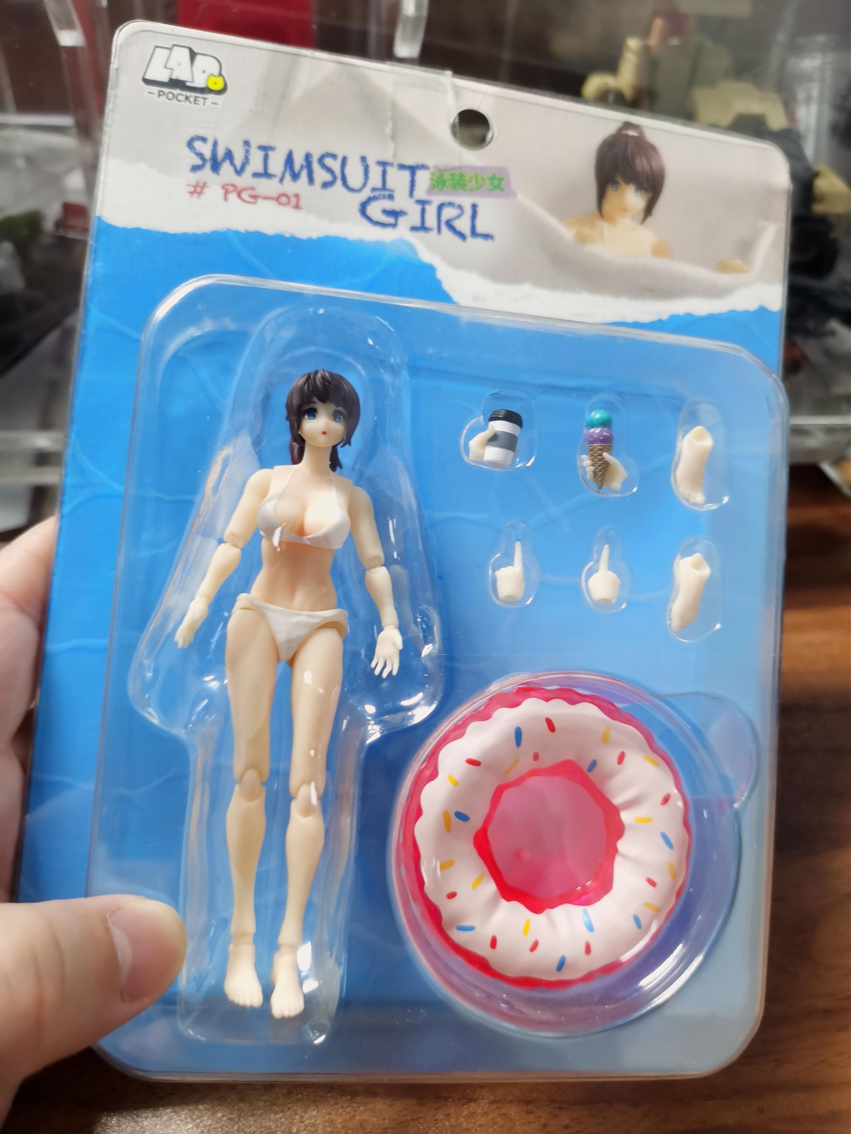 LAD POCKET 泳装少女配件不多，有替换手替换脚板，据说游泳圈可以浮水，这