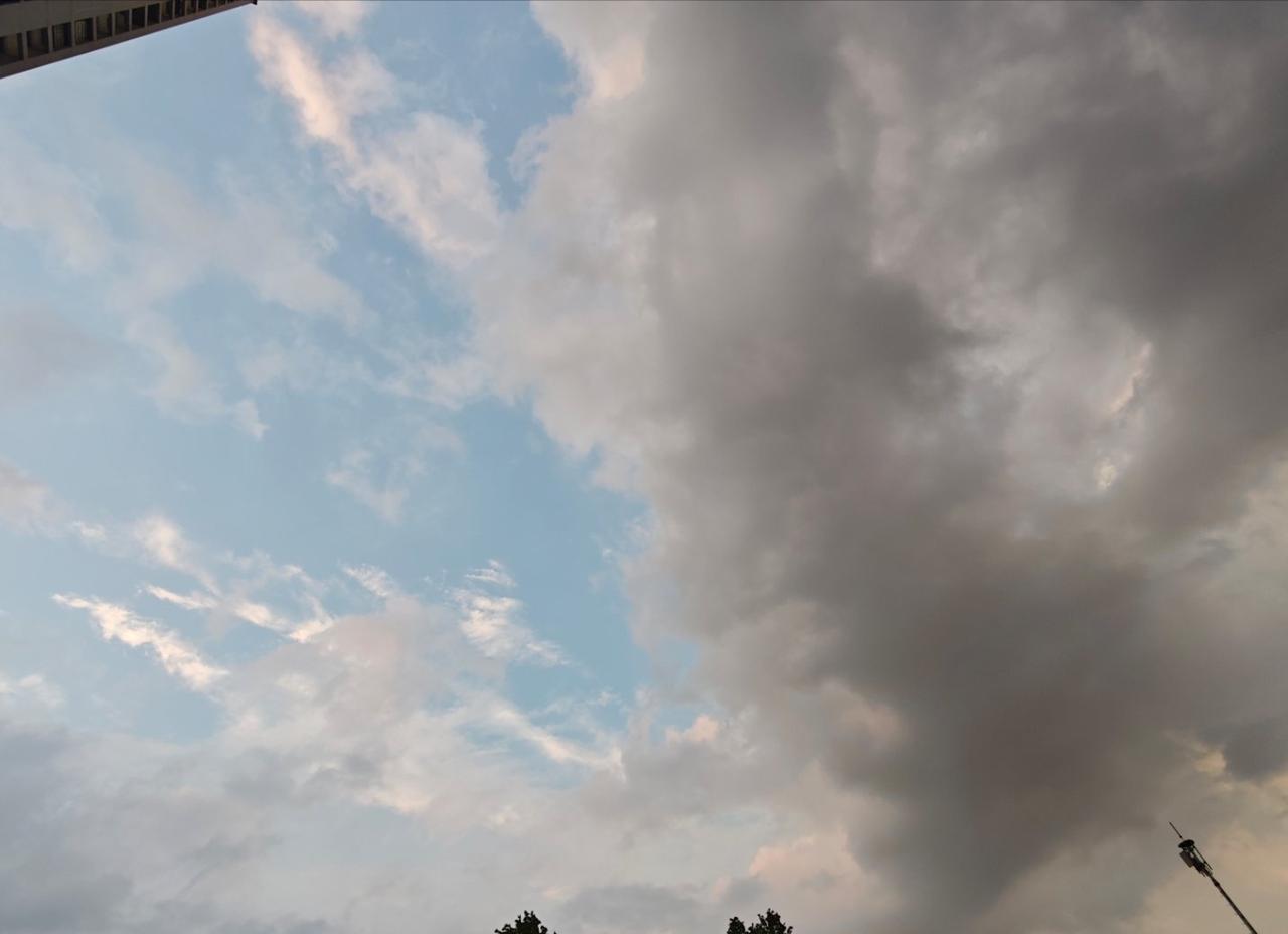 重庆现在天气：东边日落西边雨 ​​​