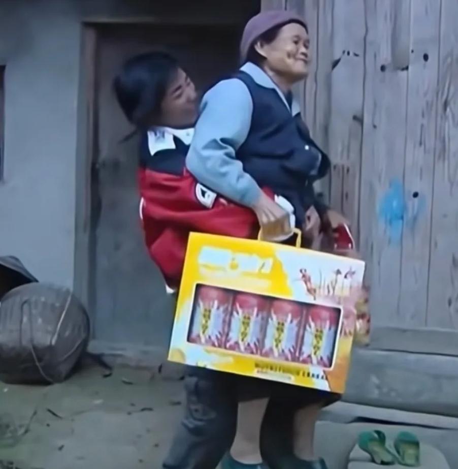 张雪和妹妹张娅从小都是爷爷奶奶带着长大的，张雪与奶奶感情更深厚，当初过年回家身上