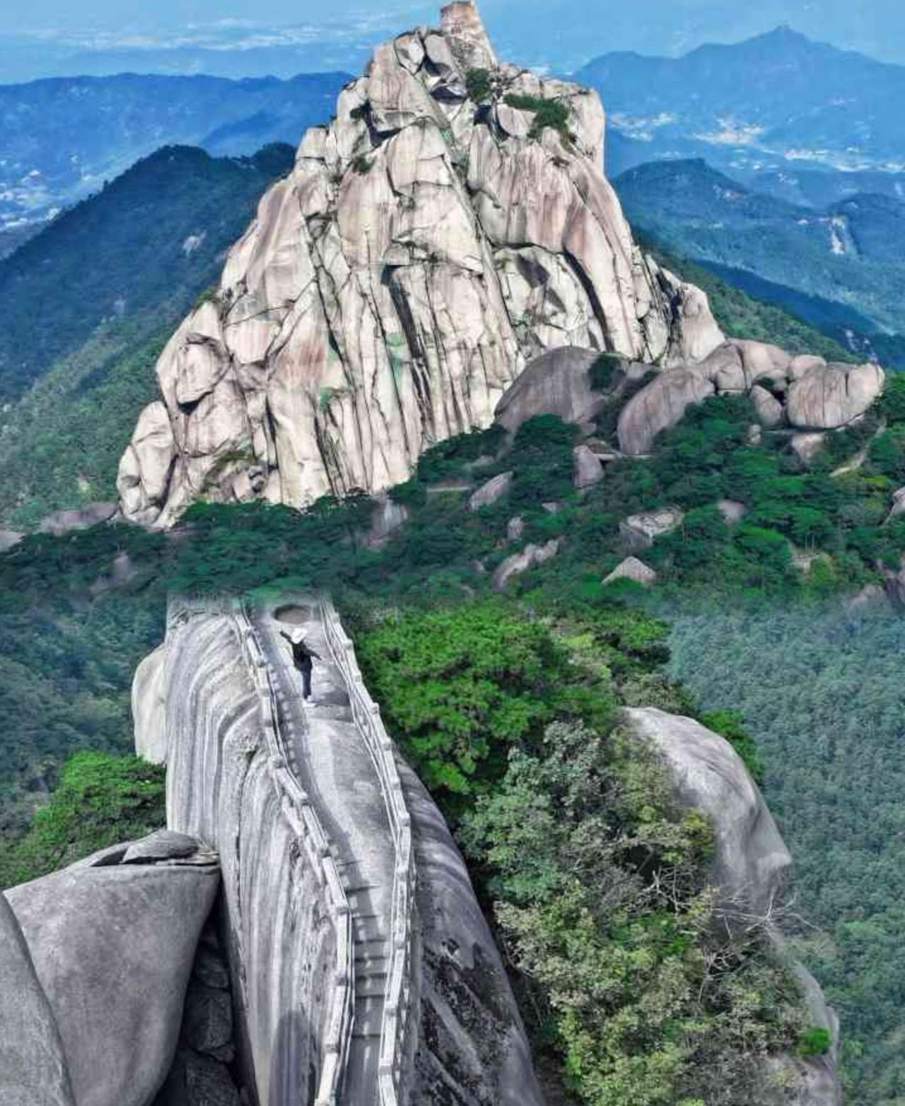 名山胜景：安徽天柱山
赞“天柱山”：
一峰擎起日月耀
雲海翻腾万古娇
松风过耳传