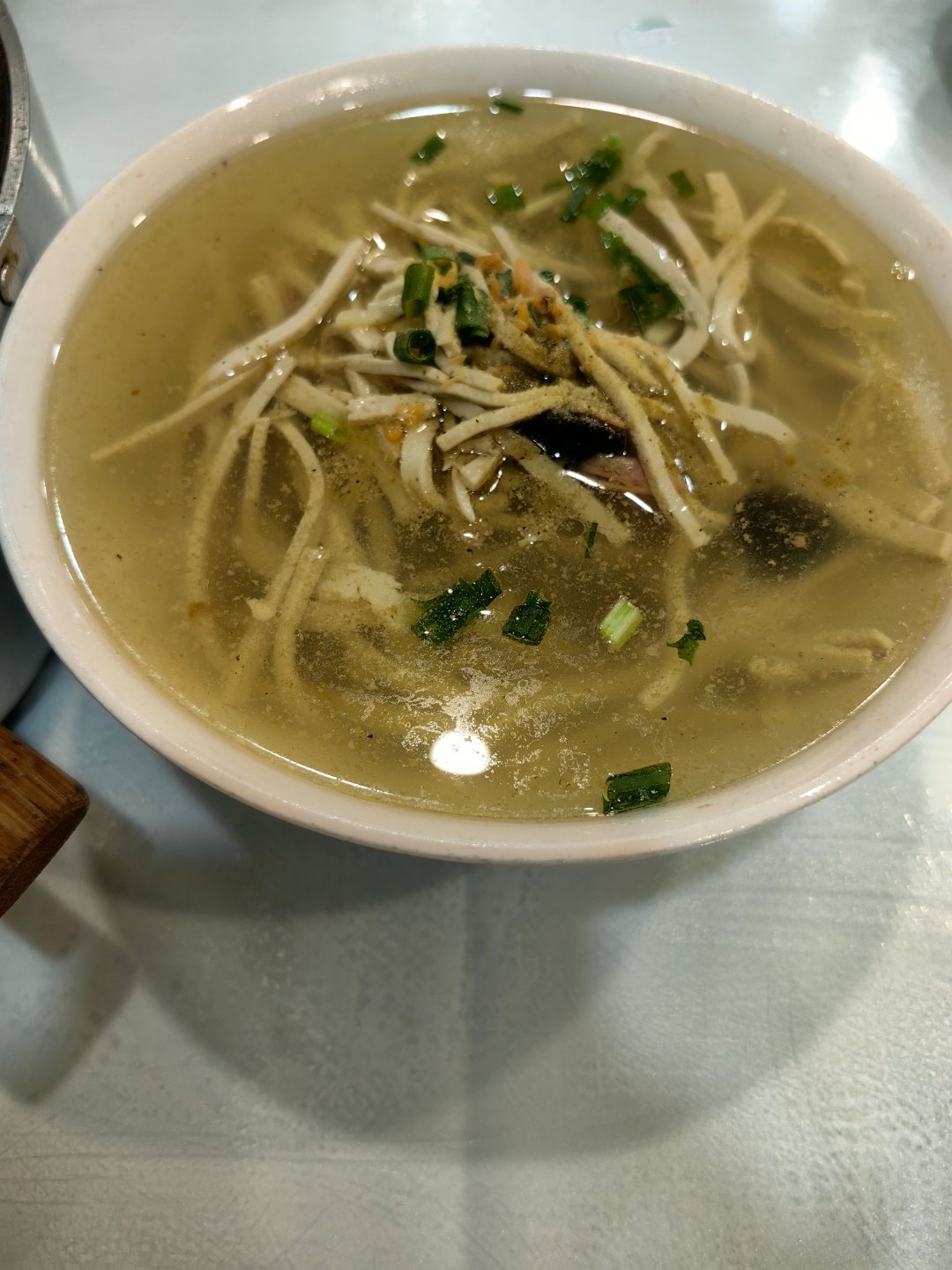 *在路上*小笼汤包，微甜，肉多，爆汁...鸡汁干丝，鲜，放了胡椒粉...还不错.