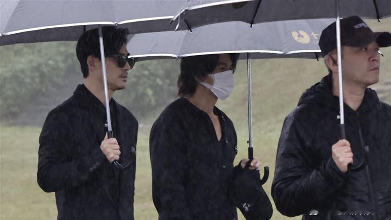 大S去世一周年，具俊晔为她设计了纪念雕像，也在金宝山举行揭幕仪式，现场下着大雨，