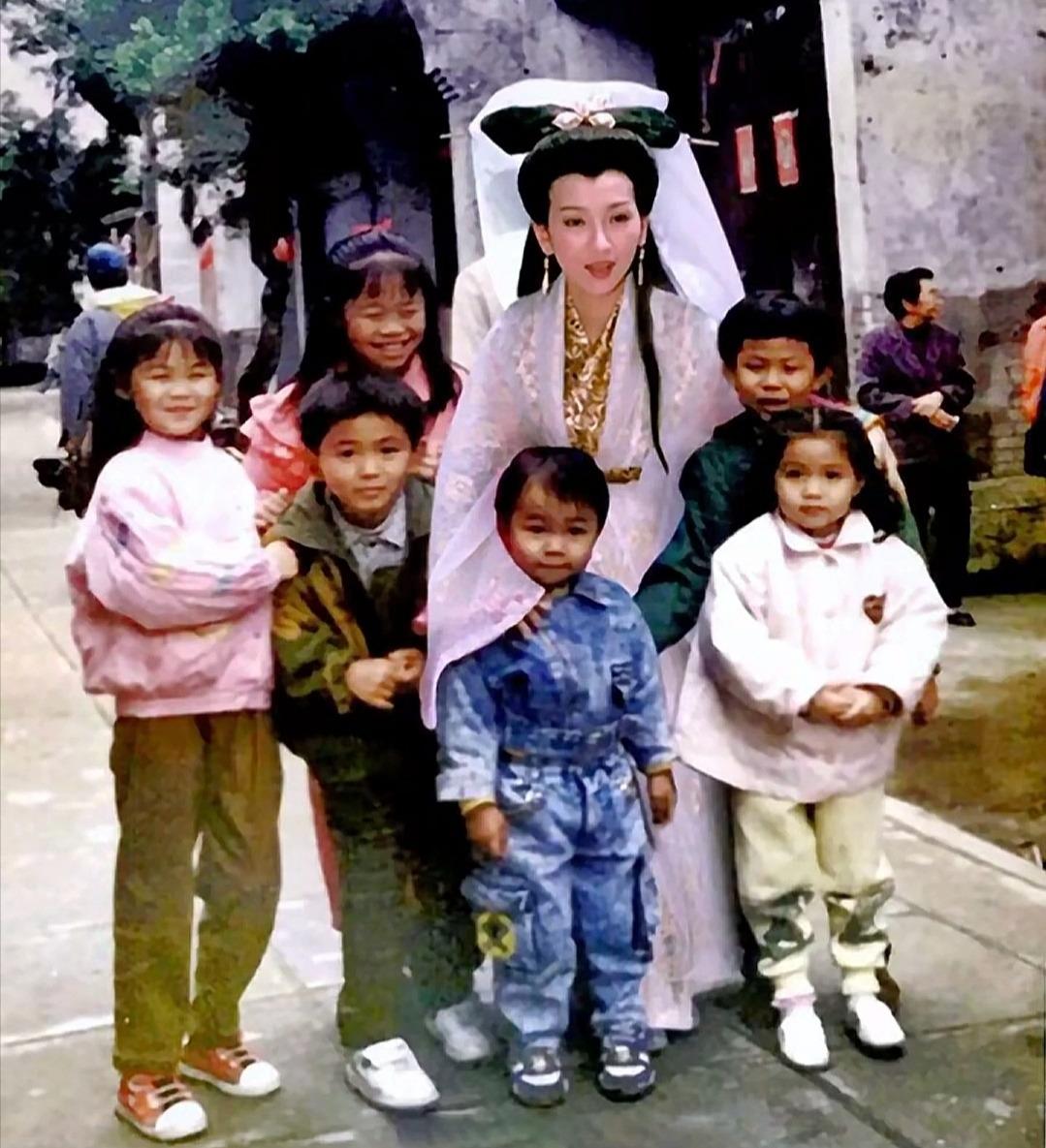 真的挺羡慕这几个小朋友的，能够在童年时和白娘子合照，太珍贵了！