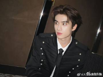 张康乐说家里到处都是猫毛可爱是真的可爱，掉毛也是真的夸张，现在我都懒得刻意清理了