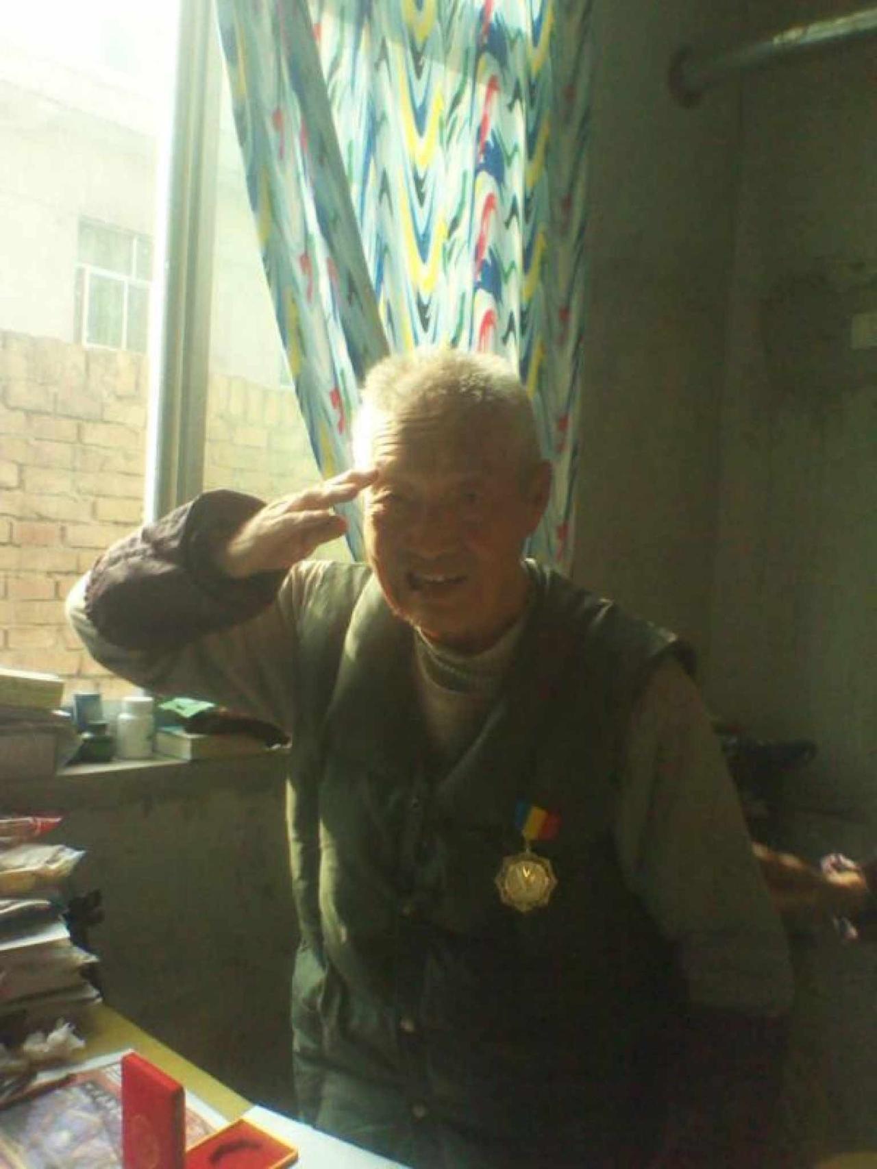 1949年西北戈壁，司号兵杨忠孝一枪毙匪，战士们见其穿着：这怕是个大官！

19