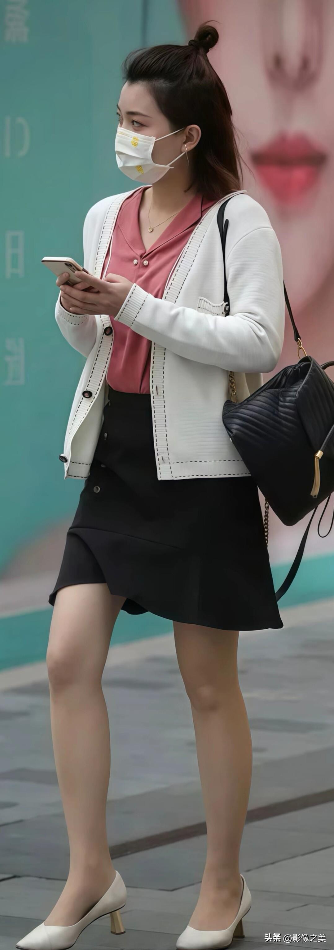 白开衫配豆沙粉内搭，再搭条黑短裙，清爽又干练。小白鞋跟这身太适配，日常通勤穿舒服