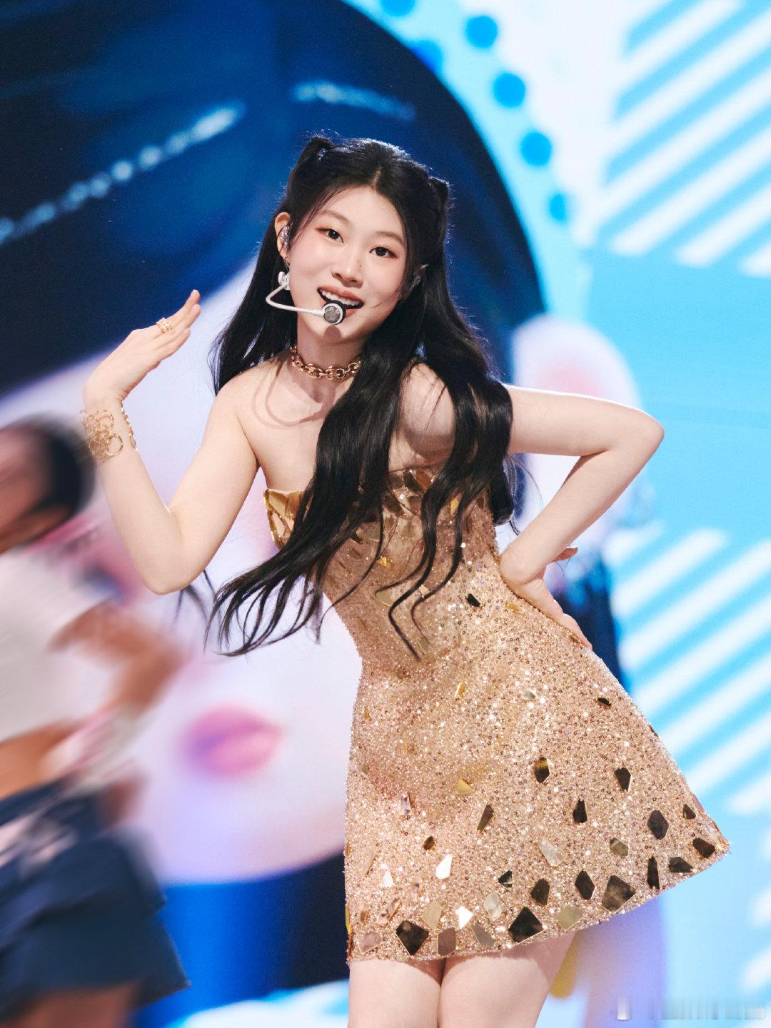 沈佳润跨年唱完你的唱你的一边电视一边手机，今晚就追着沈佳润的美美Sunday跑了