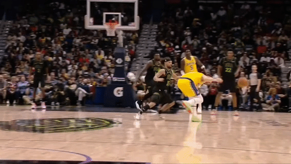 东契奇这记高难度三分，和科比的一个进球有些相似！

都是运球有点脱手后追重新拿球