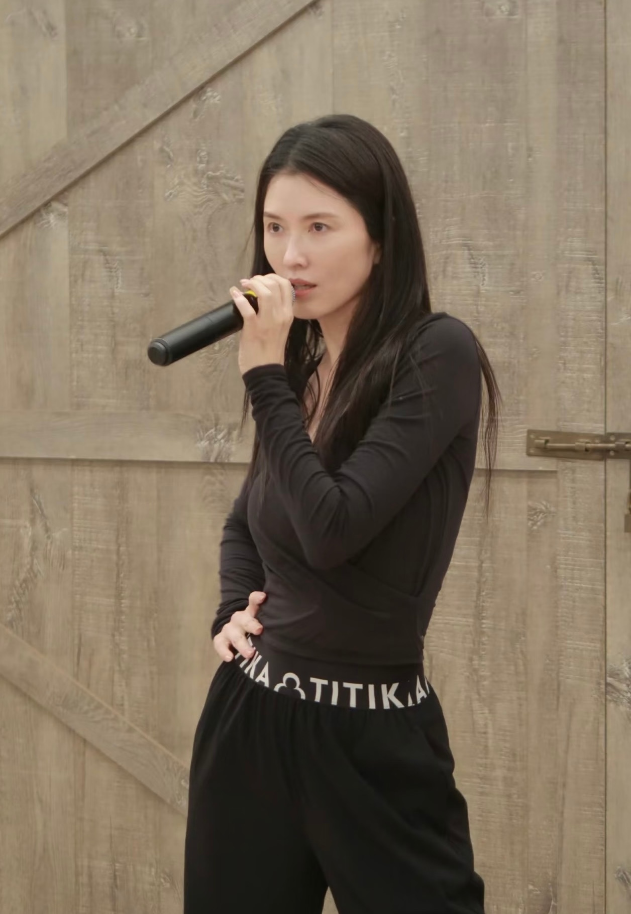 徐洁儿回应上乘风2026不算晚徐洁儿官宣加盟《乘风2026》，从《海豚湾恋人》到