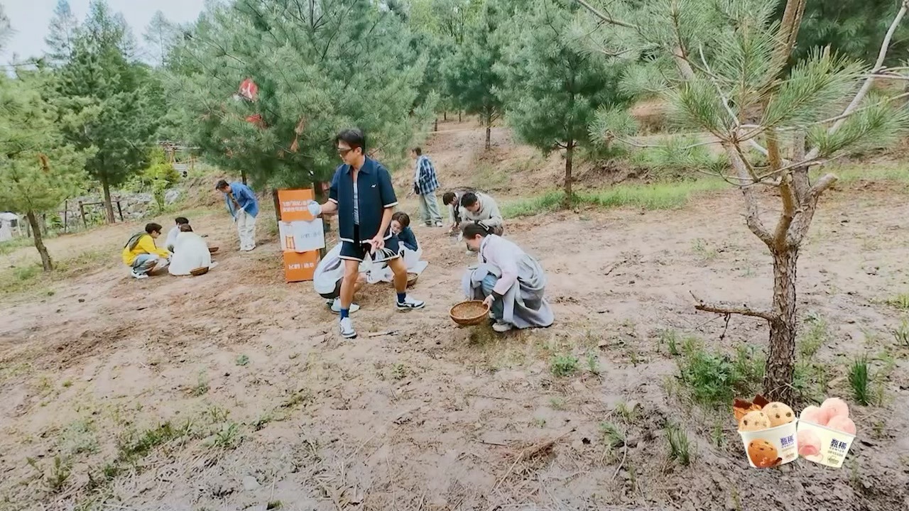 鹿晗抢邓超人参 鹿晗趁邓超不注意，直接抢走人参，把超哥都整懵了，邓超无奈吐槽“学