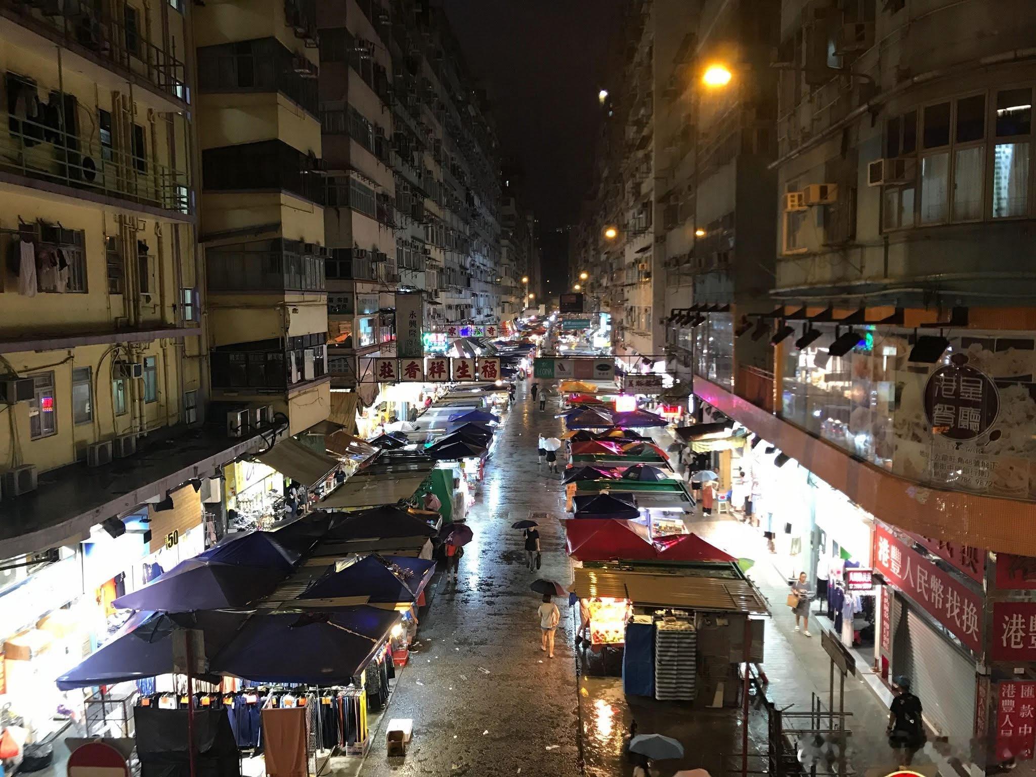 八年前今日，小編在街頭採訪後，於旺角的隨手拍攝。🇭🇰街头香港