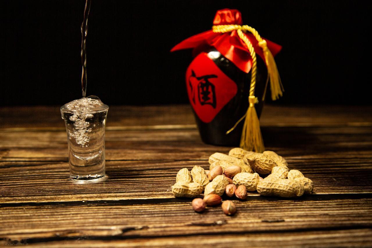 不少人把“睡前二三两白酒”当成习惯，觉得能活血、助眠、解乏。饭桌上也常听到一句话