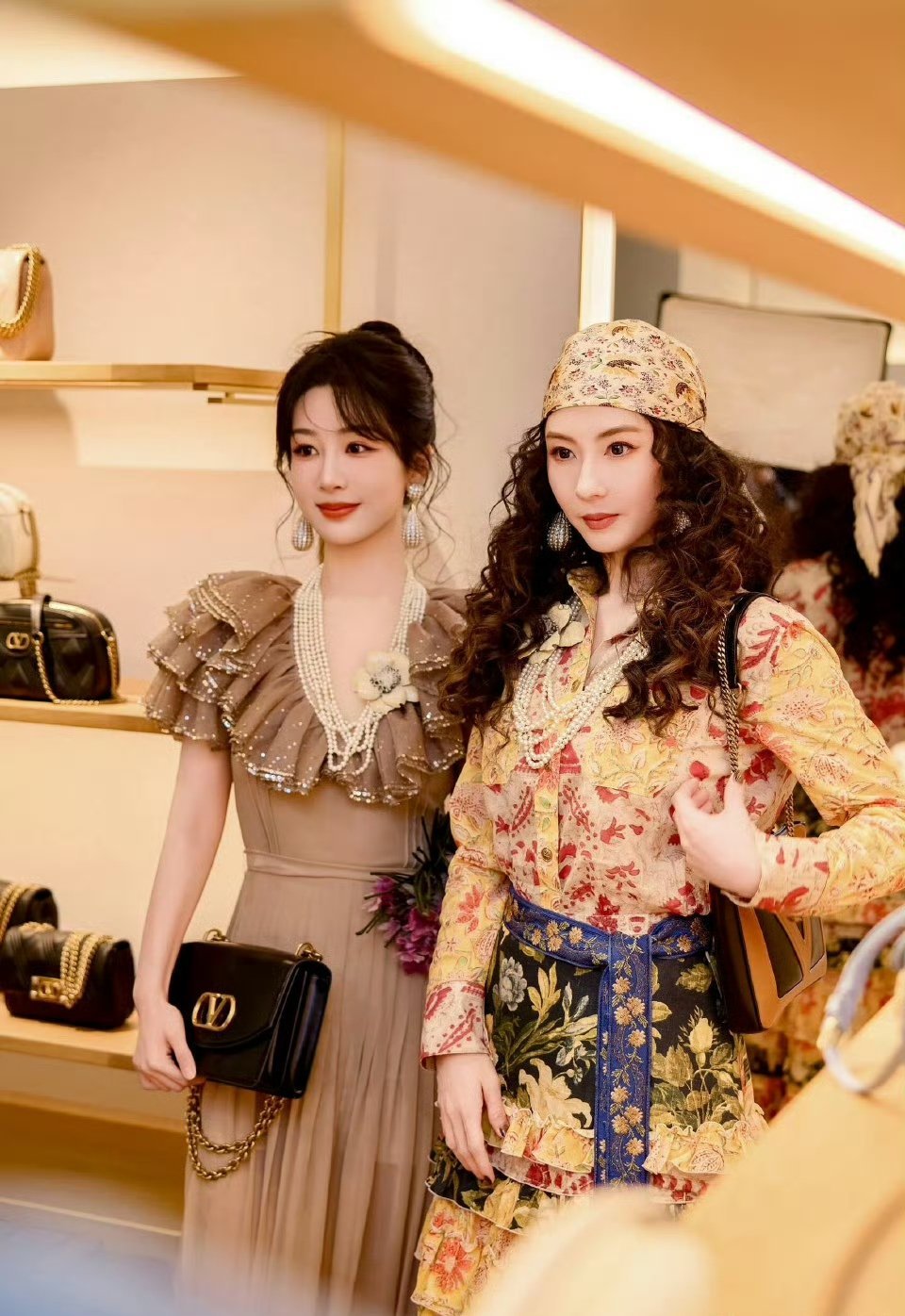 哇靠！杨紫张柏芝同框了 两人状态都好好呀[抱一抱] 