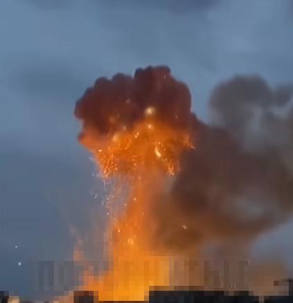 泽连斯基闯大祸了！基辅近郊弹药库炸出巨型蘑菇云，里面竟藏贫铀弹+集束弹药！把高危