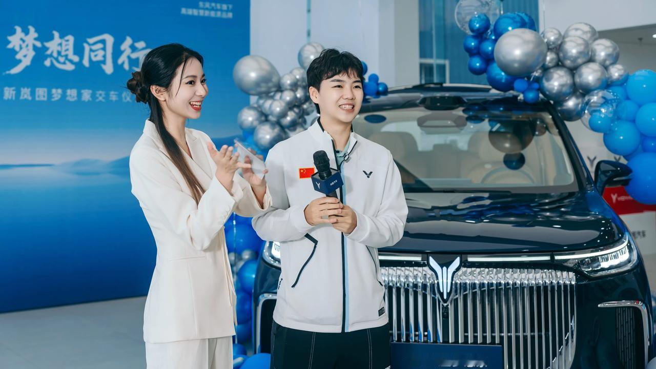 今天，岚图全新梦想家又迎来了一位冠军级车主，她就是中国羽毛球世界冠军@李茵晖LY