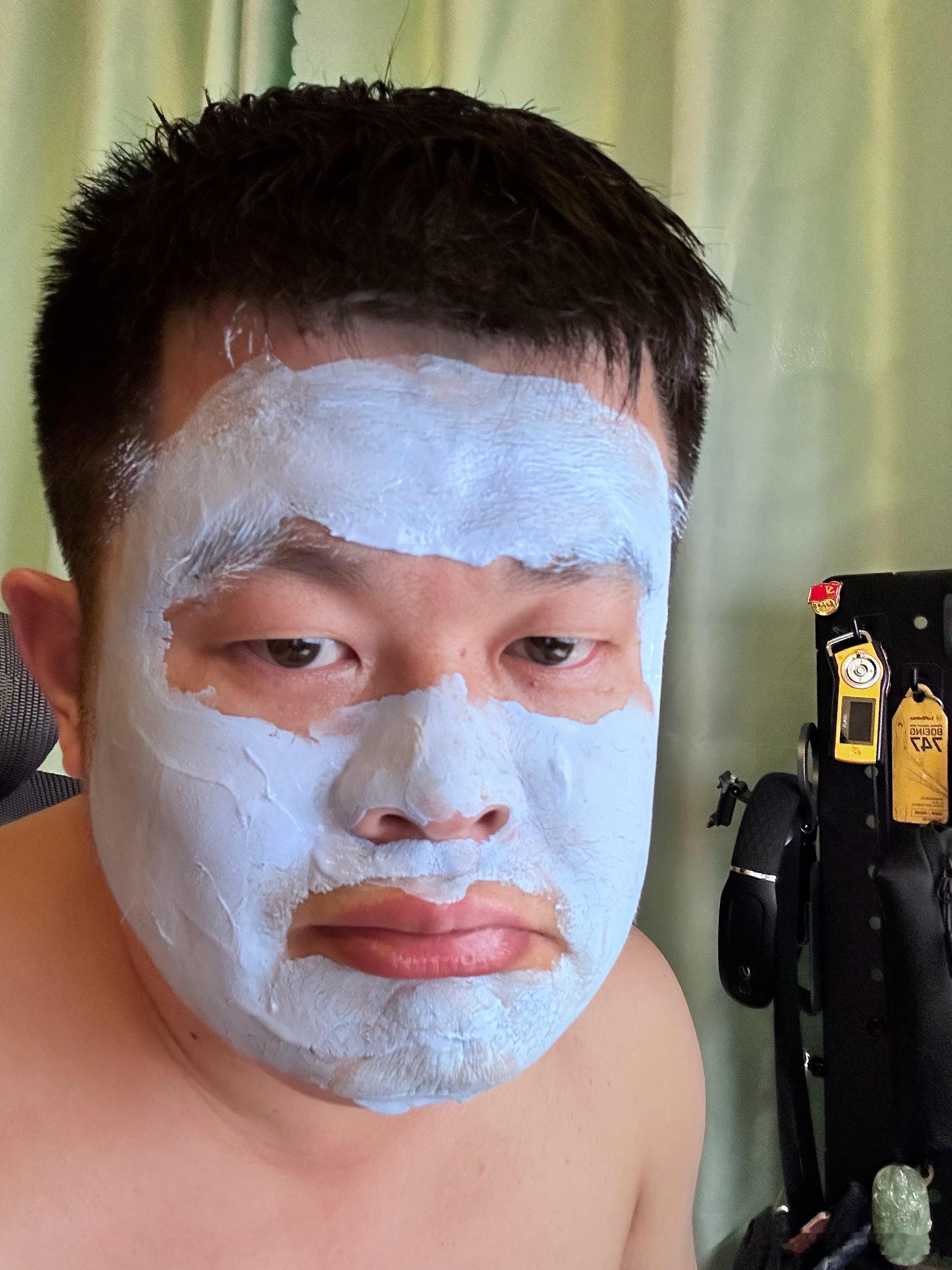 今天晚上送外卖被淋大雨了，敷个面膜不过分吧？马上开录。 ​​​