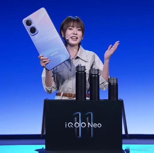 iQOO Neo11正式亮相，共四款配色：「面对疾风」、「像素方橙」、「疾影黑」