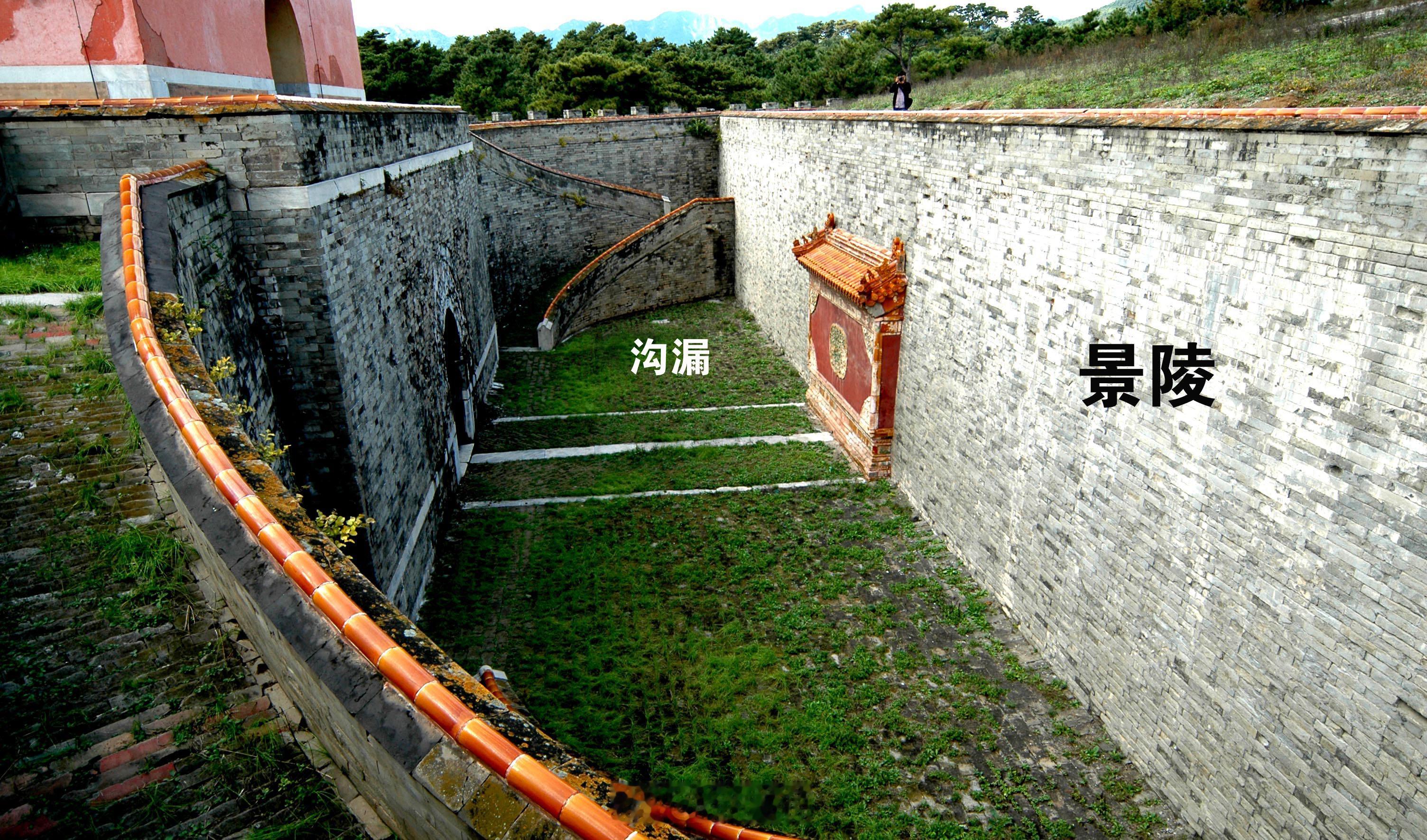 关内皇帝陵，为了排出哑巴院内的雨雪水，特地在哑巴院的两端地面做了排水设施。先是做