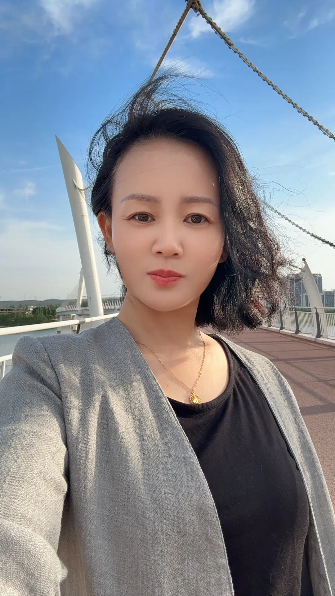 姐姐还没当够，不知不觉就成了阿姨，作为年近50的老奶奶没去抢鸡蛋，是我...