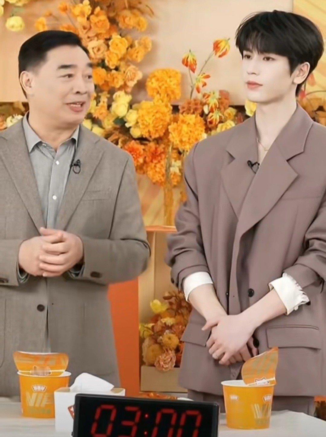 张凌赫 女孩一定得吃碳水张凌赫直播间暖心劝告健身女孩别盲目节食，强调碳水对健康和