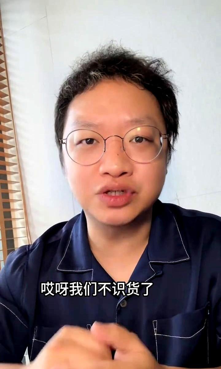 那7个人，没吵没闹，看完鼓了掌就走了。
没人料到，这七张票，能掀翻整个排片表。