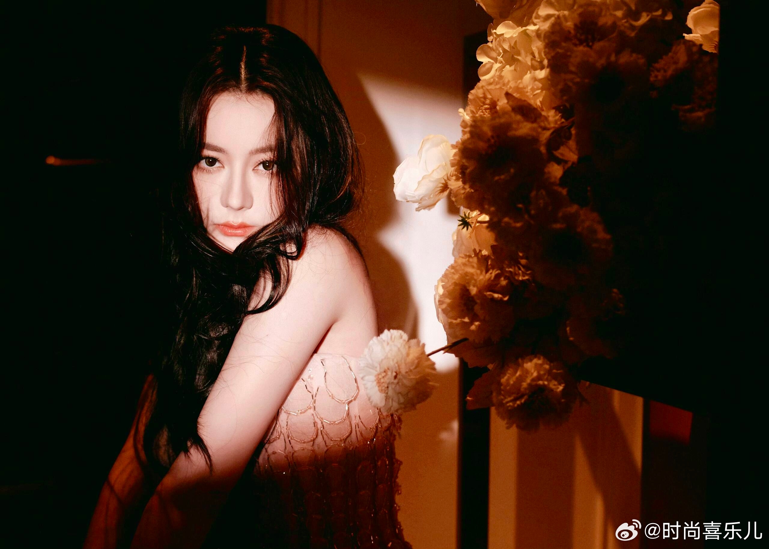 迪丽热巴演绎Phan Huy桃粉高定，水滴花瓣缀片配修身拖尾，Mikimoto珍