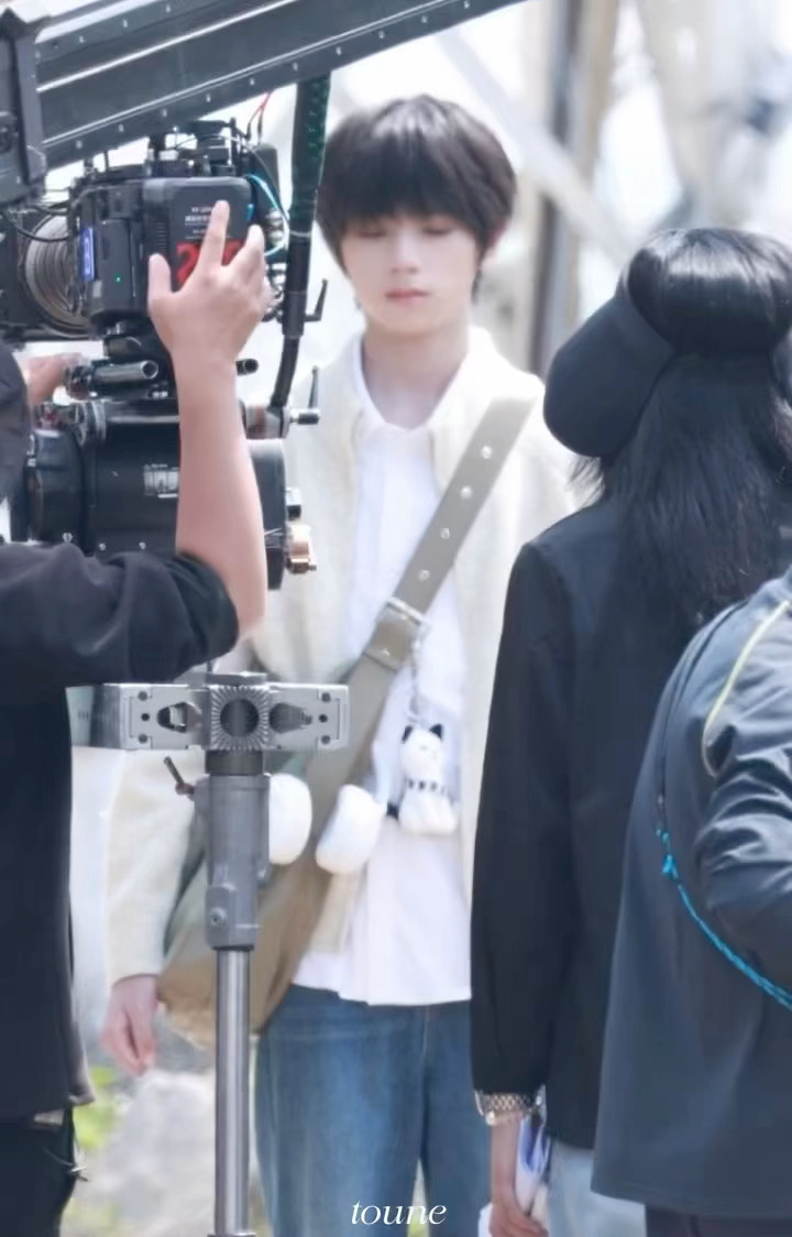 王橹杰椰林泳池拍立得清爽大帅哥王橹杰，还有路透的付彬言学长，少年感直接溢出屏幕，