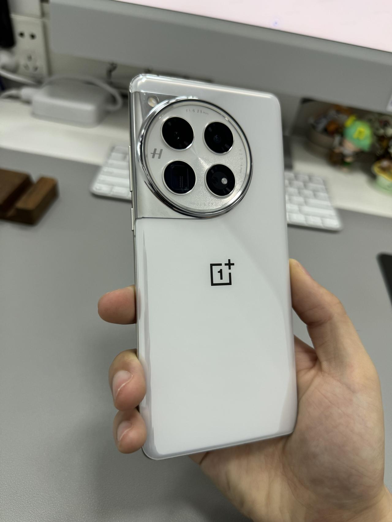 上手一加12半天时间，不吹不黑来说说真实体验！

1、渲染图看着丑，但实际上手后